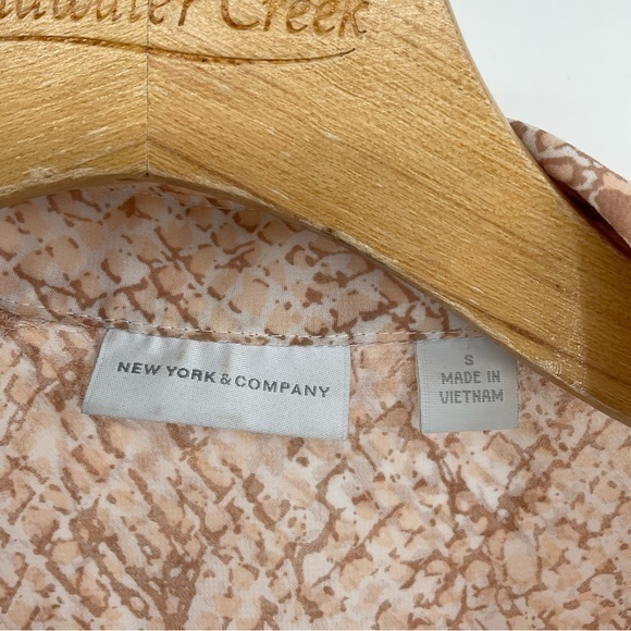 NewYork& Company Shear Blouse Size small‎ B3 - Picture 8 of 8